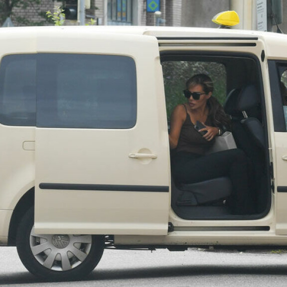 Tällaisella ”limusiinilla” superkurvikas Sofia Belórf poistui käräjiltä: Sofian vartalon nähneet rakennusmiehet olivat tukehtua kahviinsa – paljonkertovat paparazzikuvat! Sofia Belórf