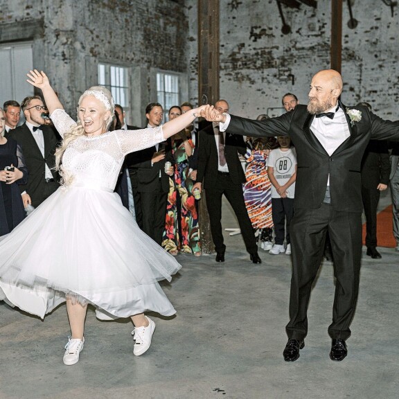 Sunneva Kantolan ihanat häät ruukilla – vieraiden joukossa Alina Voronkova ja Erika Helin, upean antavassa mekossa! häätanssi