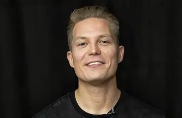 Paparazzikuvat ökyhäistä: Cheek jäi ampiaisen kynsiin – Arman Alizad riensi apuun!