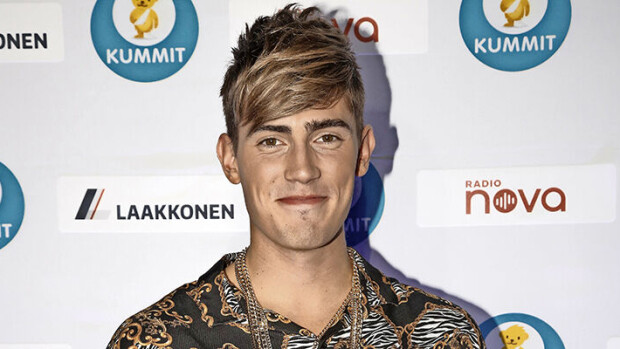 Paparazzi iski! Robin Packalen pölpötti puhelimessa mallasjuoma kädessään - mihin jäi kengät? Robin Packalen