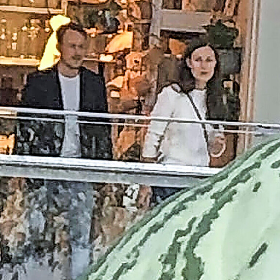 Sanna Marin ja Markus-aviomies ostoksilla alennusmyynneissä: 'Ihan tuiki tavallinen pariskunta' – katso paparazzikuvat! Sanna Marin