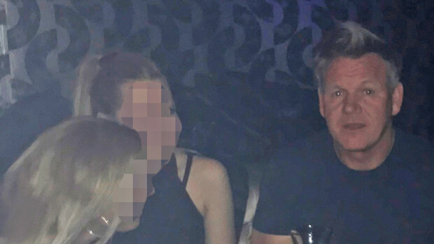 Gordon Ramsayn turvamiehet raivostuivat! Oululaisnainen otti salakuvan naisten ympäröimästä miljonäärikokista – ”Sitä virhettä ei olisi kannattanut tehdä” Gordon Ramsay Ihkussa.