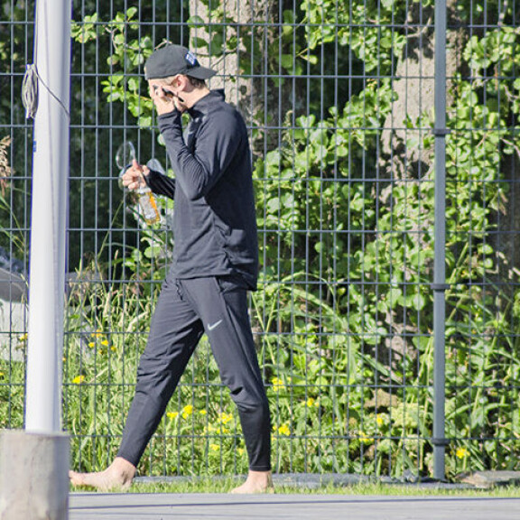 Paparazzi iski! Robin Packalen pölpötti puhelimessa mallasjuoma kädessään - mihin jäi kengät? robin