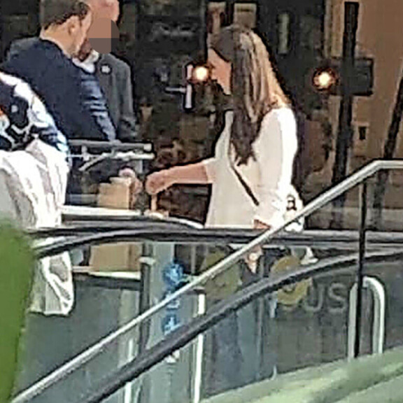 Sanna Marin ja Markus-aviomies ostoksilla alennusmyynneissä: 'Ihan tuiki tavallinen pariskunta' – katso paparazzikuvat! Sanna Marin