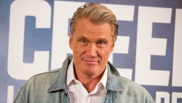 Näyttelijä Dolph Lundgren kihlasi 38 vuotta nuoremman rakkaansa – norjalaiskaunottaren nimettömässä välkehtii pinkki timantti! Dolph Lundgren