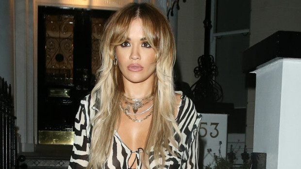 Kaunottaren uudet vaatteet: Laulaja Rita Ora alastomana kuvasarjassa – päällä pelkästään kultakoruja! Rita Ora