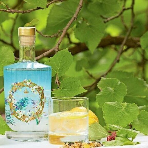 Tiesitkö?! Kuningatar Elisabetin hovi myy viinaa – pullot loppuivat myymälästä! Royal Gin