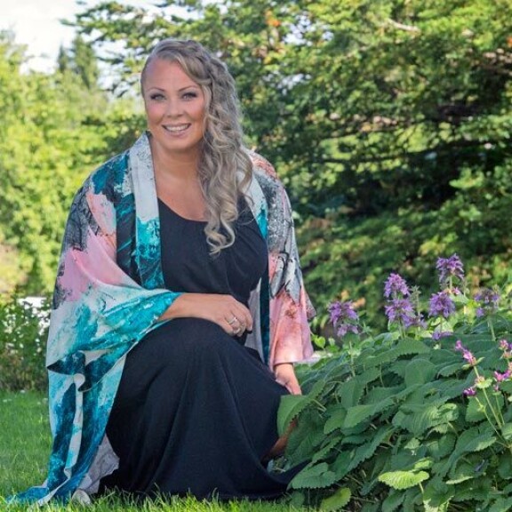 – Puutarhanhoito on intohimoni ja puutarhurin ammatissa on paljon vaihtelua. Tangokuningas Tomi Markkolakin on toiselta ammatiltaan puutarhuri. Sillä alalla riittää hommia. – Puutarhanhoito on intohimoni ja puutarhurin ammatissa on paljon vaihtelua. Tangokuningas Tomi Markkolakin on toiselta ammatiltaan puutarhuri. Sillä alalla riittää hommia.