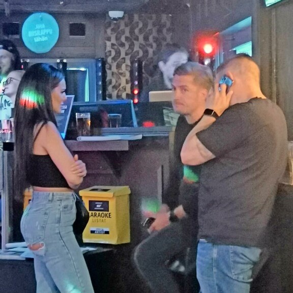 Oho! Stefan Therman ja Sofia Belórf yllättivät laulutaidollaan – Stefu tulkitsi Cheekin hitin karaokessa! Video! Sofia ja Stefu Levillä