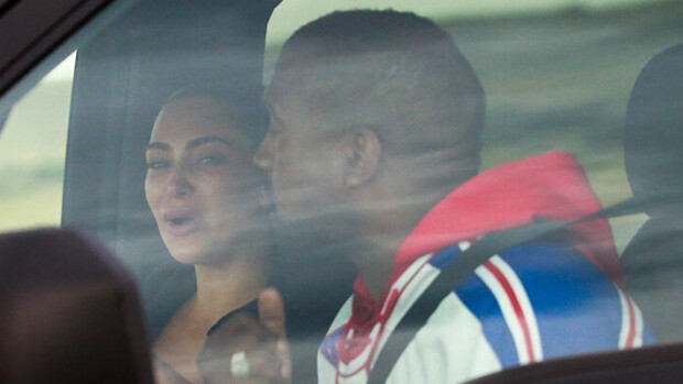 Kim Kardashian ja Kanye West kohtasivat toisensa jättikohun jälkeen - rajut itkukuvat kertovat karun totuuden avioliiton tilasta! Kim ja kanye