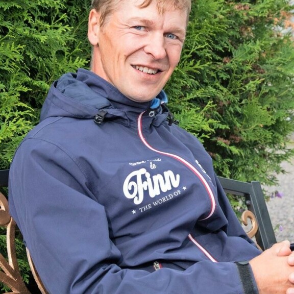 Toni kertoo, että äskettäinen perhetapaaminen Oulussa kärjistyi riidaksi, jota rauhoitelemaan saapuivat poliisit. Toni kertoo, että äskettäinen perhetapaaminen Oulussa kärjistyi riidaksi, jota rauhoitelemaan saapuivat poliisit.