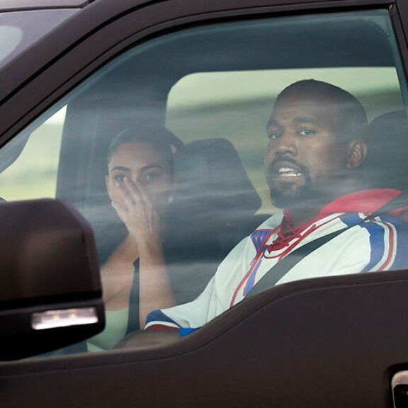 Kim ja Kanye hakivat ruokaa erään ravintolan ajokaistalta. Kim ja Kanye