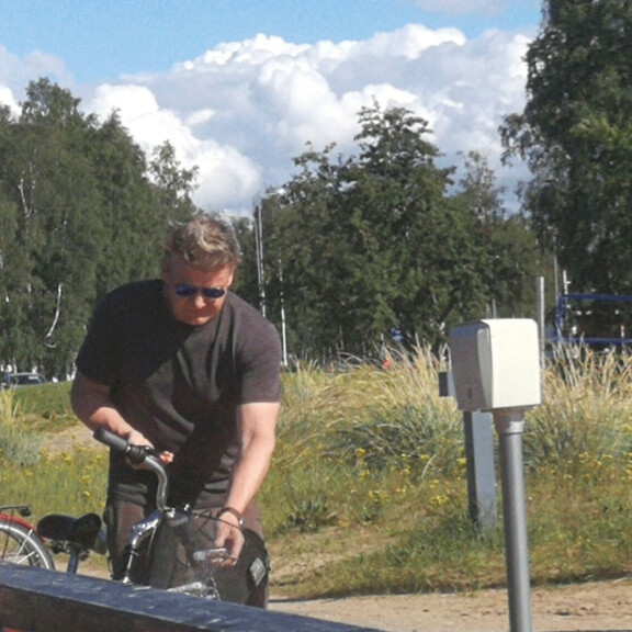 Gordon oli leppoisasti polkupyörällä liikenteessä. Gordon oli leppoisasti polkupyörällä liikenteessä.