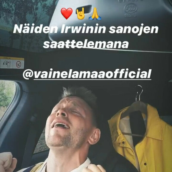 Reino laulaa lurautti menevästi autossa. reino vain elämää