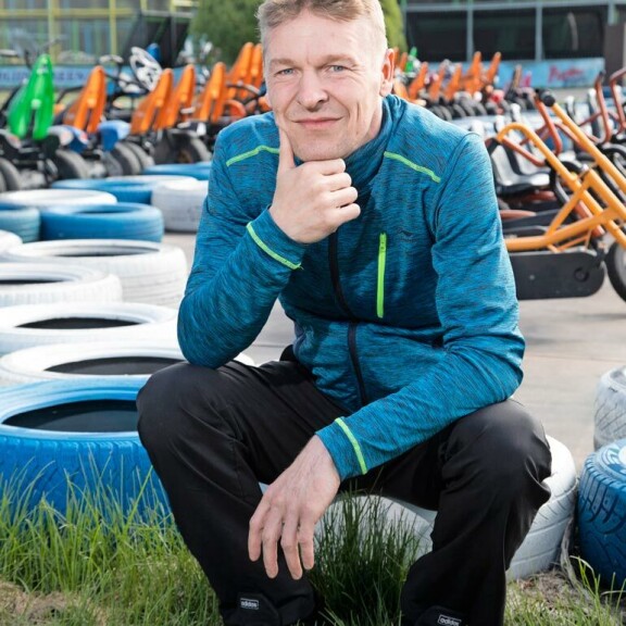 Toni viihtyy yksinhuoltajaisänä. – Olen aina elänyt siten, että lasten ehdoilla tässä edetään. Syksy on vielä auki, mutta tänne Vihdin seudulle aiomme jäädä lasteni kanssa. Toni viihtyy yksinhuoltajaisänä. – Olen aina elänyt siten, että lasten ehdoilla tässä edetään. Syksy on vielä auki, mutta tänne Vihdin seudulle aiomme jäädä lasteni kanssa.