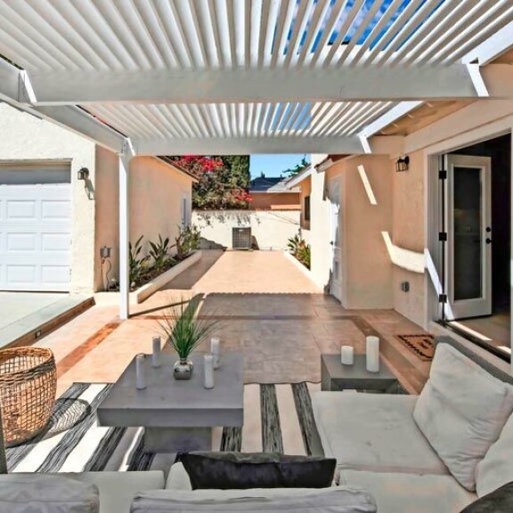 Katetussa oleskelutilassa pääsee viettämään rennon hetken piilossa päivän paahteelta. Katetussa oleskelutilassa pääsee viettämään rennon hetken piilossa päivän paahteelta.