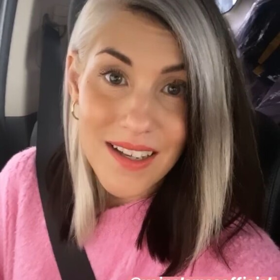 Jannika oli pukeutunut erittäin räikeään pinkkiin. Kuvakaappaus Jannika B:n Instagram-tarinoista. Jannika B vain elämää