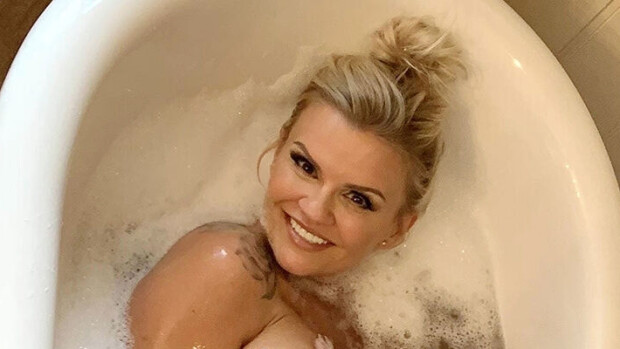 Oho! Atomic Kitten -bändistä tunnettu upea Kerry rahastaa fanejaan K18-materiaalilla - katso nämä seksiä tihkuvat kylpykuvat! Kerry Katona