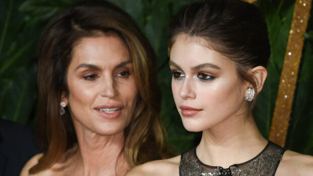 Upeat kuvat! Mallikaunotar Kaia Gerber yläosattomana nahka-asussa - tiesitkö, että hän on Cindy Crawfordin tytär? Cindy Crawford ja Kaia Gerber