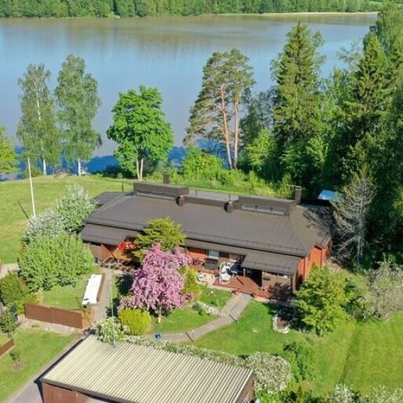 Antti Kaikkosen ja Jannika Rannan koti sijaitsee Tuusulassa järven rannalla. Antti Kaikkonen uusi talo