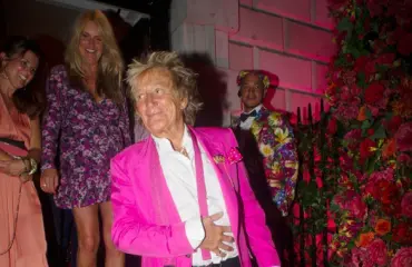 Yllätys, yllätys! Sir Rod Stewart ja kaunis vaimo Penny poistuivat ravintolasta kun itsensäpaljastaja iski! Kuvat!