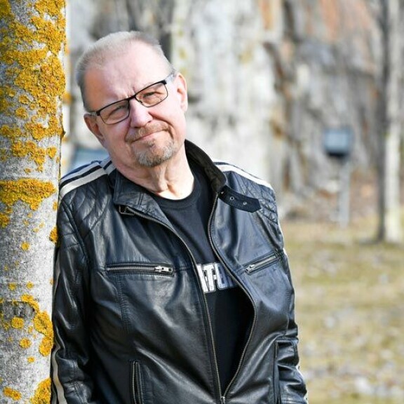 Jope ammensi komiikkaa positiivisuuden kautta, eikä hän tehnyt julmaa pilaa kenestäkään. Jopen imitoimaksi ei jouduttu, vaan päästiin. Jopea itseään oli lapsuudessa kiusattu. Jope ammensi komiikkaa positiivisuuden kautta, eikä hän tehnyt julmaa pilaa kenestäkään. Jopen imitoimaksi ei jouduttu, vaan päästiin. Jopea itseään oli lapsuudessa kiusattu.