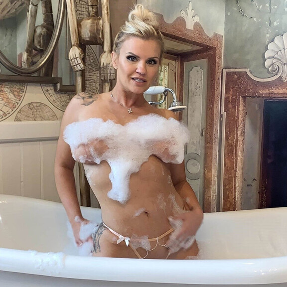 Oho! Atomic Kitten -bändistä tunnettu upea Kerry rahastaa fanejaan K18-materiaalilla - katso nämä seksiä tihkuvat kylpykuvat! Kerry Katona
