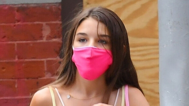 Paparazzi iski! Teinikaunotar Suri Cruise, 14, maksoi lounaan kultaisella luottokortilla New Yorkissa - kuvat! Suri Cruise
