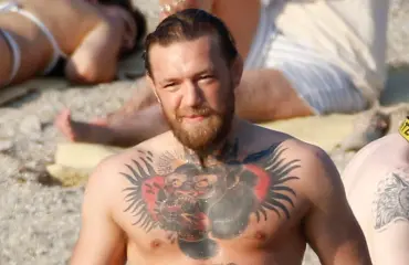 Tästä könsikkäästä ei voi erehtyä! UFC-veteraani Conor McGregor lekotteli perheen kanssa rannalla - turvamies hääri ympärillä! Paparazzikuvat! 