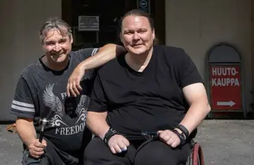 Yrittäjyys romahdutti terveyden! Hevimuusikko Georg Laakso myy turkisliikkeensä yli 500 000 euron jäämistön huutokaupassa! 