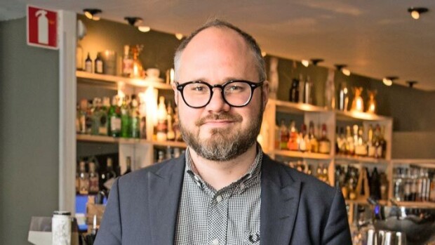 Pullollinen viiniä! Tuomas Enbuske viihtyi terassilla kauniin brunetin kanssa – kuvat Seiskassa! Tuomas Enbuske