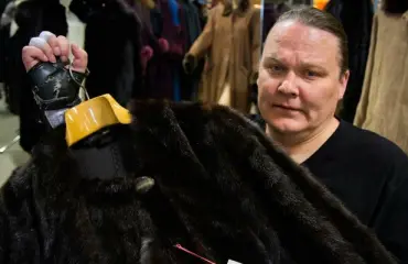 Vakavasti halvaantunut muusikko Georg Laakso lopetti turkisliikkeensä – yli 500 000 euron vaatteet jäivät myymättä! 