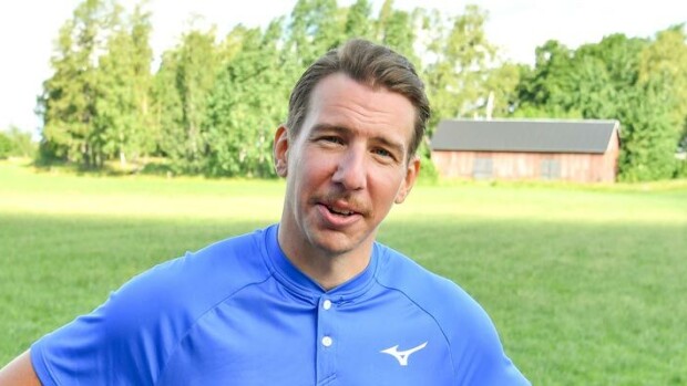 Renny Harlinia fanittava Aku Hirviniemi paljastaa: Tämän Sylvester Stallonen Cliffhanger-kohtauksen haluaisin tehdä – ”Laitetaan Luokkakokoukseen!” Aku Hirviniemi