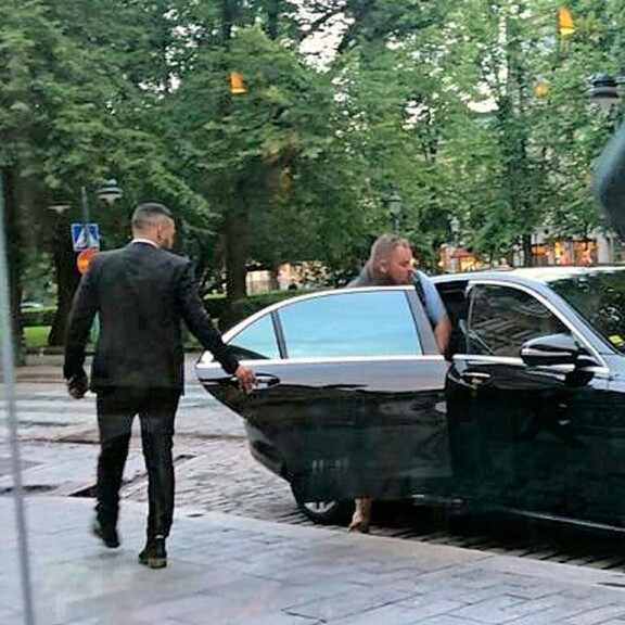 Nyt on ökyä! Burgerimies Akseli Herlevi sai luksuskyydin hienostohotellin terassilta – kuva! Akseli Herlevi