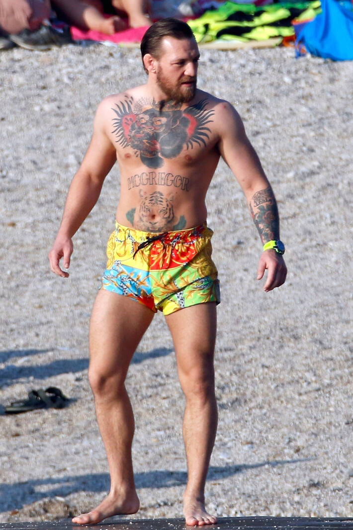 Tästä könsikkäästä ei voi erehtyä! UFC-veteraani Conor McGregor lekotteli perheen kanssa rannalla - turvamies hääri ympärillä! Paparazzikuvat! Conor