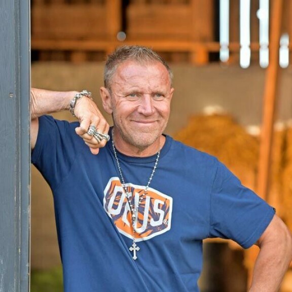 Renny on Akun tavoin Riihimäeltä. Ohjaaja asui aikoinaan Akun nykyisessä naapurissa. Renny on Akun tavoin Riihimäeltä. Ohjaaja asui aikoinaan Akun nykyisessä naapurissa.