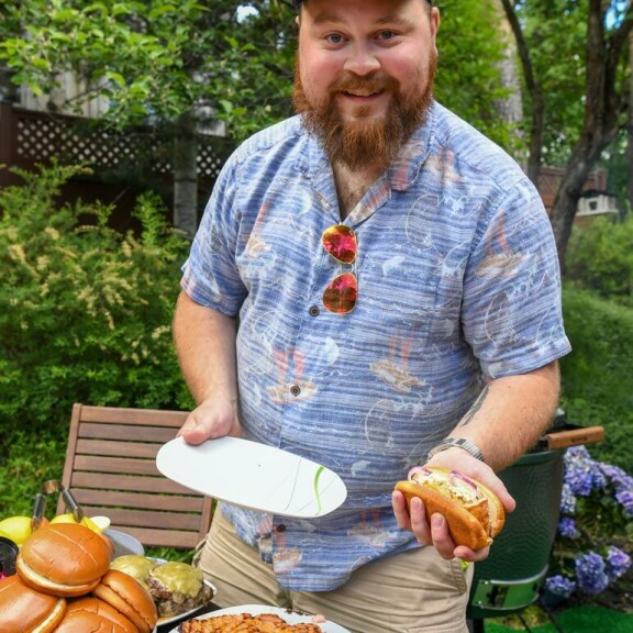 Nyt on ökyä! Burgerimies Akseli Herlevi sai luksuskyydin hienostohotellin terassilta – kuva! Akseli Herlevi