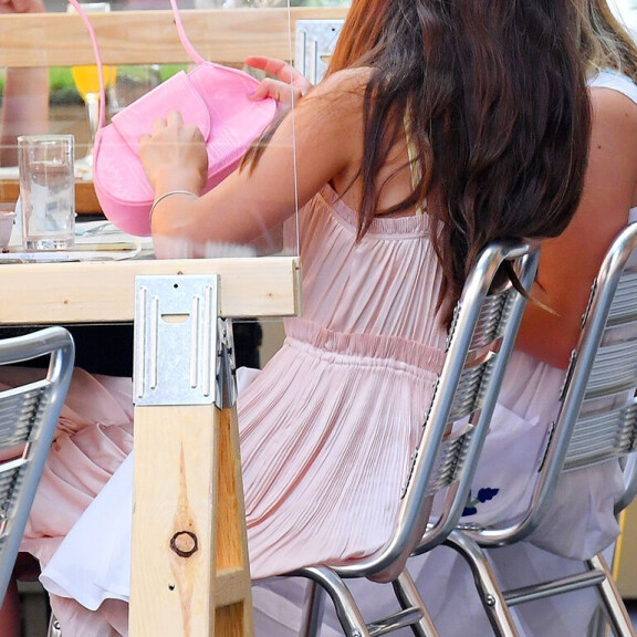 Paparazzi iski! Teinikaunotar Suri Cruise, 14, maksoi lounaan kultaisella luottokortilla New Yorkissa - kuvat! Suri Cruise