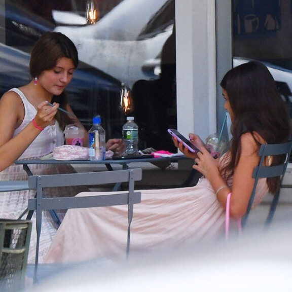 Paparazzi iski! Teinikaunotar Suri Cruise, 14, maksoi lounaan kultaisella luottokortilla New Yorkissa - kuvat! Suri Cruise