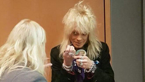 No jopas! Michael Monroe lähti soutelemaan - rokkikukko pitää tyylistä kiinni landellakin! Kuva! Michael Monroe