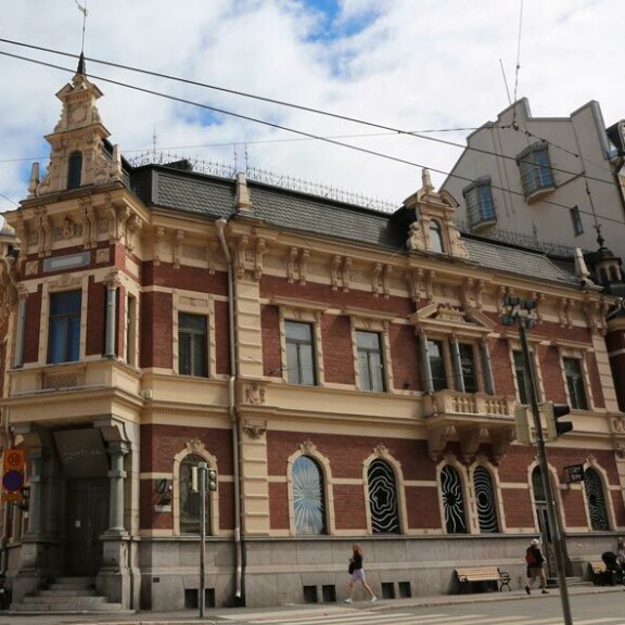 Ikävä tilanne tapahtui heinäkuun ensimmäisenä perjantaina Restaurant & Bar Groteski -ravintolan sisäpihan yläterassilla. Ikävä tilanne tapahtui heinäkuun ensimmäisenä perjantaina Restaurant & Bar Groteski -ravintolan sisäpihan yläterassilla.