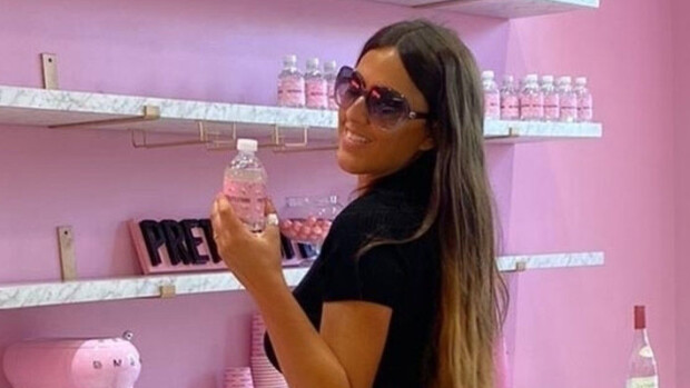 Liian pieni pikkumusta ja hekumallisen muhkeat muodot, siinä vasta paljastava yhdistelmä: Claudia Romanin kauppa-asu oli melkoinen näky - kuvat! Claudia Romani