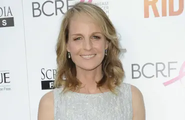 Säväyttävä Helen Hunt upeissa bikinikuvissa – tulikuuma näyttelijäkaunotar saa sydämen roihuamaan!