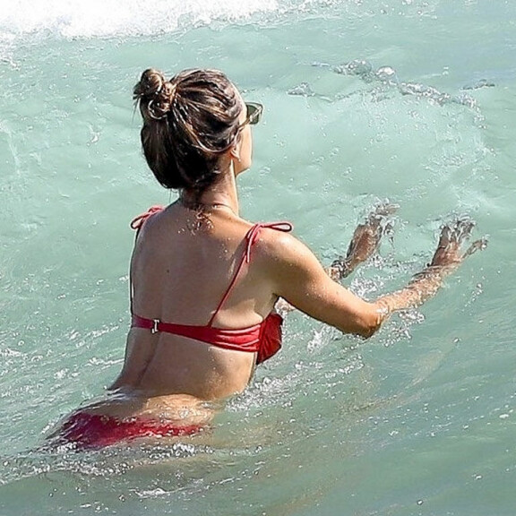 Jestas sentään! Supermalli Alessandra Ambrosio ja topless-tyylillä rannalle! Katso kuvat! Alessandra Ambrosio