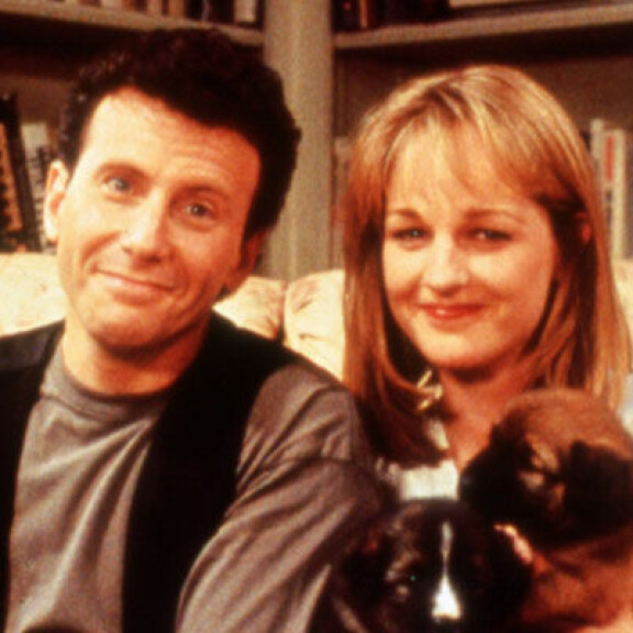 Paul Reiser ja Helen Hunt 1990 -luvulla Hulluna sinuun sarjan promokuvauksissa koirien ympäröiminä. Paul Risner ja Helen hunt 1990.