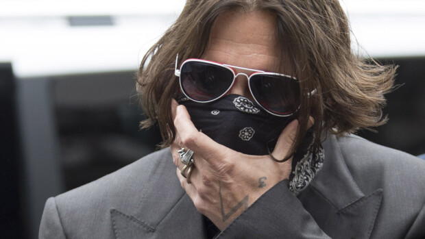 Johnny Deppin ja Amber Heardin myrskyisästä avioliitosta paljastui oikeussalissa erikoinen kakka-asia: Näyttelijä vitsaili jättävänsä pökäleen vaimonsa kiusaksi, löysi itse ulostetta sängystään! Johnny Depp