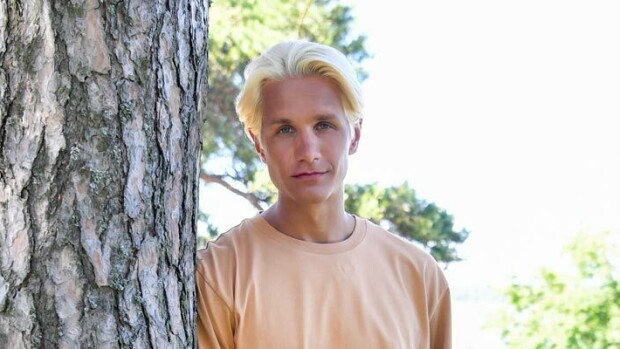 Ilman kokemusta suosikkisarjan tähdeksi! Näin Hemmo Karja nappasi roolin Salatuista elämistä – ”Olin näytellyt kiveä!” Hemmo Karja