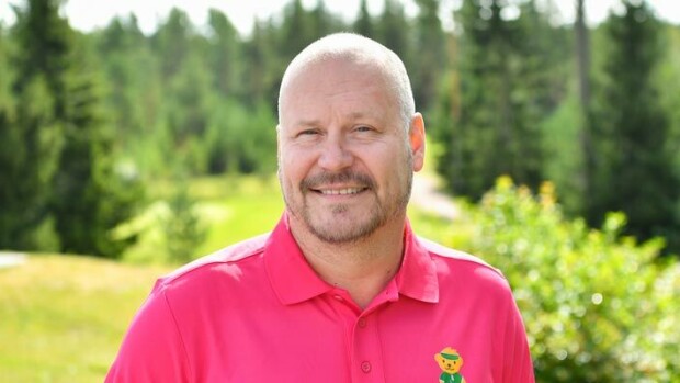 Uusi rakas! Leskeksi jäänyt näyttelijä Janne Virtanen viihtyy mysteerinaisen seurassa! Janne Virtanen