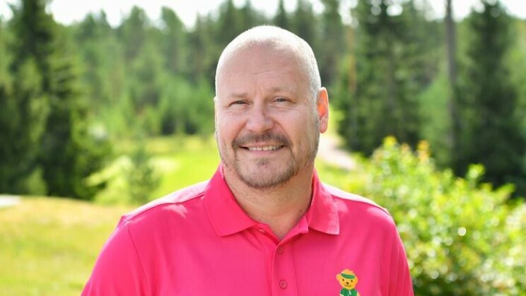 Uusi rakas! Leskeksi jäänyt näyttelijä Janne Virtanen viihtyy mysteerinaisen seurassa! Janne Virtanen