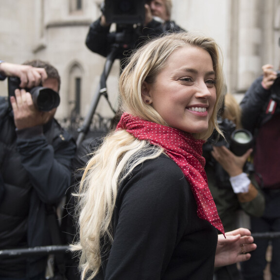 Johnny Deppin ja Amber Heardin myrskyisästä avioliitosta paljastui oikeussalissa erikoinen kakka-asia: Näyttelijä vitsaili jättävänsä pökäleen vaimonsa kiusaksi, löysi itse ulostetta sängystään! Amber